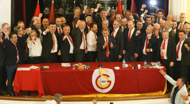 Dursun Özbek ve yönetimi yarın mazbatayı alarak resmen göreve başlayacak.
26 milyon euro nakit parayla göreve gelen Özbek yönetimi öncelikli olarak futbolcu alacaklarını ve Mostafa Mohamed'in bonservis sorununu çözecek.
Özbek'in sportif direktörü Cenk Ergün ise teknik direktör çalışmalarını sürdürüyor.