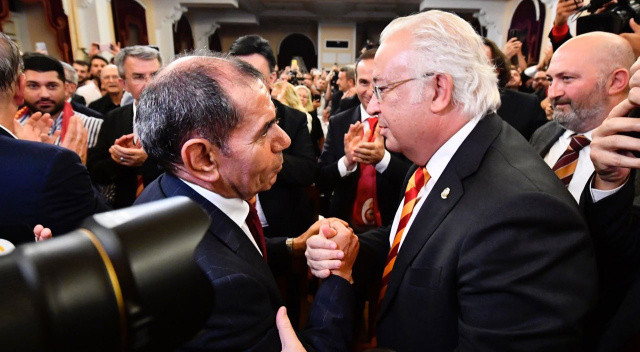 Dursun Özbek'in yabancı bir teknik direktörle çalışmak istediği iddia ediliyor. Teknik direktör listesinde yerli olarak tek adayın Okan Buruk ancak ilk tercih değil.
Seçimin ardından Galatasaray'ın geleneksel pilav günü etkinliklerinde açıklamalarda bulunan Dursun Özbek yeni sezonun transfer çalışmalarına seçim öncesinde başladıklarını ve planları dahilinde hareket edeceklerini ifade etmişti.
