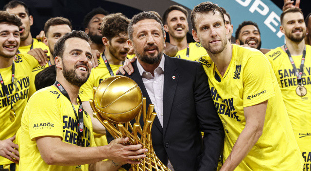 Basketbol Süper Ligi'nde 10. kez zirvede yer alan Fenerbahçe'de kaptan Melih Mahmutoğlu'na şampiyonluk kupasını, Türkiye Basketbol Federasyonu Başkanı Hidayet Türkoğlu takdim etti.
