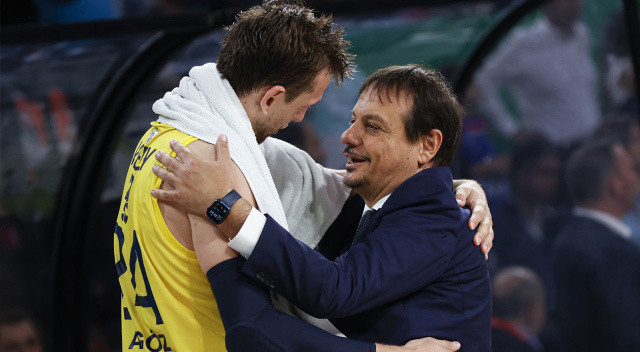 Ergin Ataman'ın koyu bir Galatasaray taraftarı olduğunu bilen Fenerbahçe taraftarı başarılı koçla Obradovic zamanında da sorunlar yaşıyordu.
Ataman'ın son derece iddialı açıklamasının ardından kupayı evinde vermesiyle sarı-lacivertli taraftarlar büyük sevinç yaşadı.
Sosyal medyada birbirinden komik paylaşımlar devam etti.