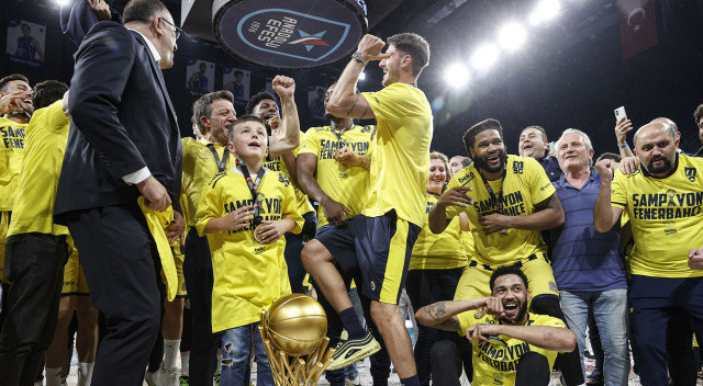 Fenerbahçe, 2020'de görevinden ayrılan efsane başantrenör Zeljko Obradovic'in ardından ilk kupasını kazandı.
Sarı-lacivertli takım, son olarak 2020'de Sırp çalıştırıcı yönetiminde Türkiye Kupası'nı müzesine götürmüştü. Fenerbahçe, 2021'de ligde, 2022'de ise Türkiye Kupası'nda ikincilikle yetinmişti.
Zeljko Obradovic, sarı-lacivertlilerde THY Avrupa Ligi (2017), lig (2014, 2016, 2017, 2018), Türkiye Kupası (2016, 2019, 2020) ve Cumhurbaşkanlığı Kupası (2013, 2016, 2017) şampiyonlukları yaşamıştı.