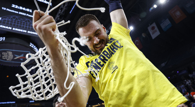 Fenerbahçe Kulübü, hem erkek hem de kadın basketbolunda ligi şampiyon tamamladı.
Sarı-lacivertli kadın basketbol takımı, Kadınlar Basketbol Süper Ligi'nde üst üste 4. kez kupayı müzesine götürürken, erkek basketbol takımı ise ligde 2018'den sonra ilk şampiyonluğunu elde etti.