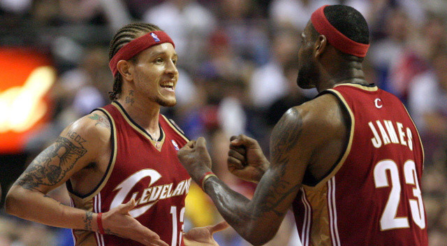 Eski NBA yıldızı Delonte West (38) şimdi Virginia eyaletinde dilencilik yapıyor. 2008-2010 arasında basketbol efsanesi LeBron James ile Cleveland Cavaliers takımında oynayan West, Alexandria şehrinde kara yolunda arabalar arasında dolaşarak dilenirken görüldü.