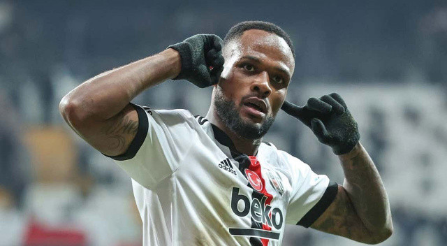 Beşiktaş'la sözleşmesi sona eren ve yeni sözleşme için 2.5 milyon euro maal isteyen Cyle Larin, bir türlü imza atmadığı Beşiktaş'la tüm bağlarını kopardı. 27 yaşındaki Kanadalı futbolcu ya Yunanistan şampiyonu Olympiacos'a ya da Premier League'e geri dönen Nottingham Forest'a transfer olacak.