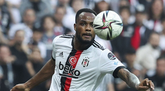 Beşiktaş'a 2017-18 sezonunun devre arasında Orlando FC takımından transfer edilen Larin, Siyah-Beyazlılar'ın şampiyon olduğu 2020-21 sezonunda kariyerinin zirvesine çıkmıştı.