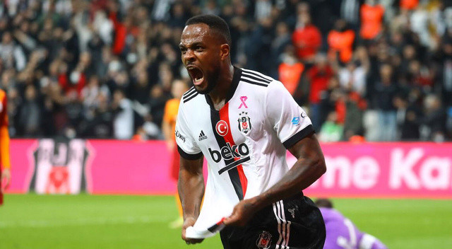 Geçen sezon 28 lig maçında 7 gol 1 asistlik katkı sağlayan Larin'in istatistiklerinin düşmesi sözleşme meselesine bağlanmıştı.
Tecrübeli forvet kariyer sezonunda 45 maç, 23 gol, 6 asistlik bir performans sergilemişti.