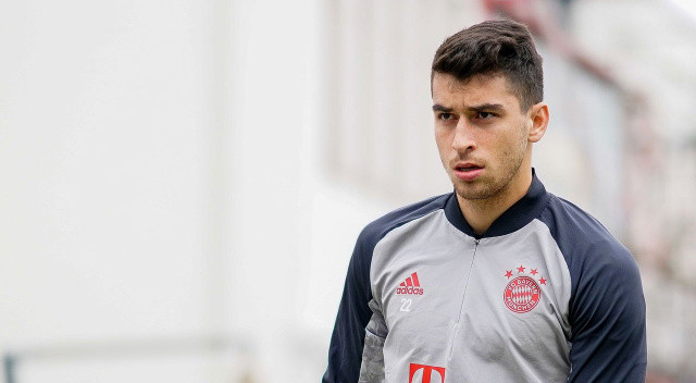 Marc Roca'yı Leeds United kaptı... Bayern Münih'te fazla forma şansı bulamayan İspanyol orta saha oyuncusu 12 milyon euro bonservisle Leeds'e transfer oldu. Premier League ekibi yeni yıldızına 2026'ya kadar imza attırdı.