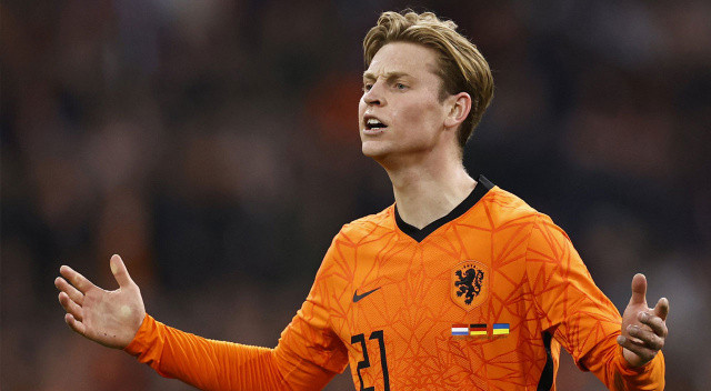 Frankie de Jong... Manchester United'ın yeni Hollandalı teknik direktörü ten Hag'ın çok istediği orta saha Barcelona'da kalıyor.
Yıldız futbolcu