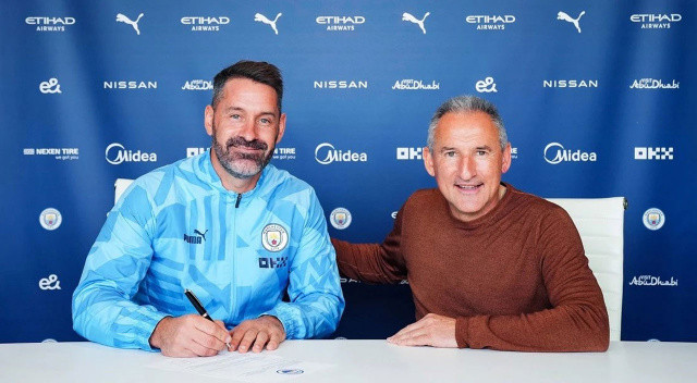 Manchester City 3. kalecisi Scott Carson'un sözleşmesini 1 yıl daha uzattı. 
36 yaşındaki eldiven 2011-13 yılları arasında 2 sezon Bursaspor forması da giymişti.