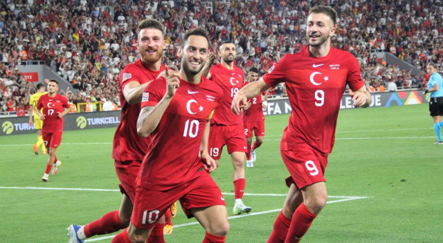 A Milli Takım'ın 10 numarası Hakan Çalhanoğlu, Premier League'e transfer olabilir... Suudi Arabistan veliaht prensi Salman'ın satın almasıyla dünyanın en zengin kulübüne dönüşen Newcastle United, milli yıldızı kadrosunda görmek istiyor. Geçen yaz Milan'dan İnter'e transfer olan Hakan Çalhanoğlu bu yaz da Newcastle United'a imza atabilir. 28 yaşındaki orta sahanın güncel piyasa değeri 35 milyon euro...