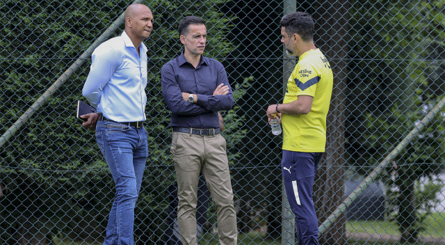 Antrenman öncesinde Portekizli teknik adam, futbolcularına ekibini tanıttı. Mehmet Aurelio ile Mario Branco'nun görev tanımını oyuncularına aktaran 67 yaşındaki çalıştırıcı, Fenerbahçe'ye kazanmak için geldiğini oyuncularına belirtti.
