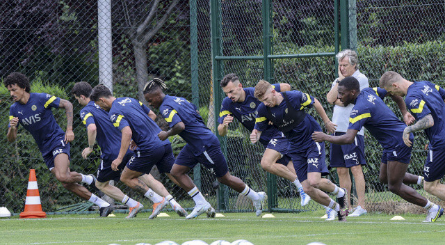 Geçen sezonun 2. yarısında Ozan Tufan'la birlikte kadro dışı bırakılan Özil, daha önce de kulüpten habersiz Endonezya'ya iş gezisi düzenlemişti.
Mesut Özil bununla da kalmayıp Monaco'ya Formula 1 izlemeye gitmişti.