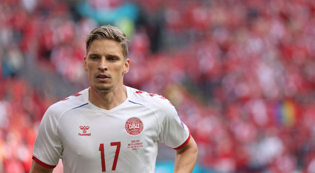 Transferde geç kalmakla eleştirilen Trabzonspor, ilk imzayı Danimarkalı sağ bek Jens Stryger Larsen'e attırdı. 31 yaşındaki futbolcu bugün İstanbul'da olacak. Bordo-Mavililer tecrübeli futbolcuyla son pürüzleri de hallettikten sonra iş resmiyete dökülecek. Trabzonspor'un bir diğer flaş hamlesi ise Doğucan Haspolat, Eren Elmalı ve Denswil... Şampiyon 4 transferi de KAP'a bildirdi.