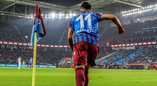 Bakasetas... Yunanistan Milli Takımı formasıyla haziran ayında attığı goller ve gösterdiği performansla değerini arttırdı.
Zaten ayrılması gündemde olan 27 yaşındaki orta sahanın talipleri artmaya başladı. Trabzonspor 8 milyon euronun altındaki teklifleri geri çeviriyor.
Bakasetas seneye kesinlikle yok.