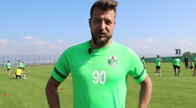 Sezon başında transfer olduğum Iğdırspor’dan bugün itibariyle ayrılmış bulunmaktayım. Iğdırspor’da forma giydiğim süre boyunca bana desteklerini esirgemeyen başta Iğdırspor Başkanı Sayın Cantürk Alagöz’e, beni her zaman baştacı yapan değerli Iğdırspor taraftarlarına ve Iğdır halkına, takım arkadaşlarıma, Iğdırspor çalışanlarına ve menajerime teşekkürü bir borç bilirim. Kariyerime devam edeceğim takımı kısa zaman içinde spor kamuoyu ile paylaşacağım. Saygılar…
Batuhan Karadeniz