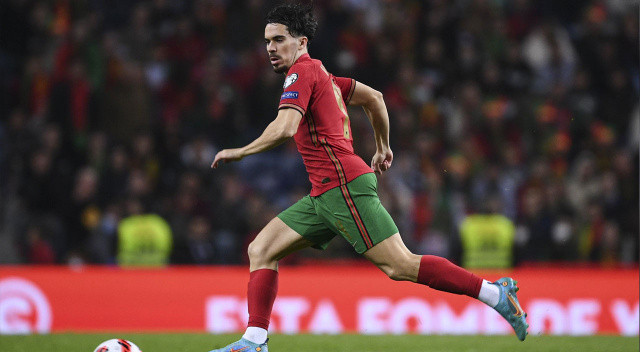 Porto 22 yaşındaki orta saha oyuncusu Vitinha'yı PSG'ye satıyor. 
Altyapıdan yetişen futbolcu için 40 milyon euroluk anlaşma tamam. 
Porto, Fabio Vieira'yı da Arsenal'e 40'a satmıştı.