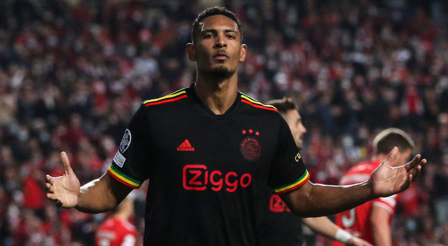 Bu süre içinde Borussia Dortmund ile Eintracht Frankfurt da Weghorst'ta talip oldu.

Ancak Dortmund son kararını Ajax'tan Haller yönünde kullandı. Frankfurt ise Lucas Alario'yu bitirdi. 

Alman kulüplerinden beklediğini bulamayan Weghorst'un Beşiktaş yönetiminde istediği süre doldu.

Hollandalı yıldızın Beşiktaşlı olmasına kesin gözüyle bakılıyor.