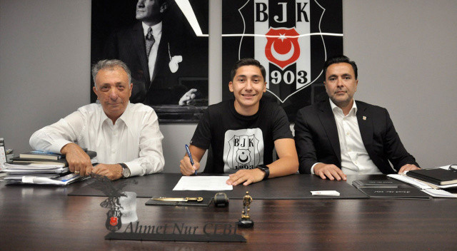 Beşiktaş yönetimi 17 yaşındaki Emirhan İlkhan'ın sözleşmesini de 4 yıl uzatıp maaşında çok ciddi oranda iyileştirmeye gitmişti.

Siyah-beyazlılar bu sezon Vida, Lens, NSakala, Douglas ve Ljajic gibi isimlerin ayrılmasıyla 9 milyon euro civarında bir bütçeyi kasasında tutacak.