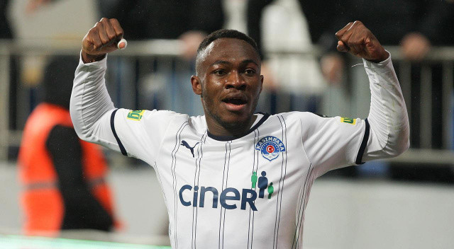 Kartal'ın hücumdaki bir diğer gözdesi ise Jackson Muleka... Geçen sezon Kasımpaşa formasıyla Süper Lig'i sallayan Kongolu forvet için resmi teklif yapıldı.