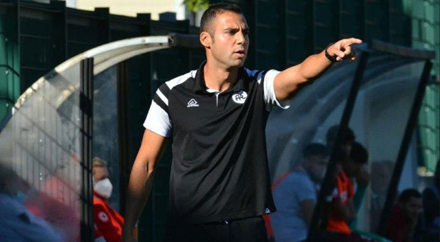 Öte yandan... İki senelik sözleşme imzalanacak Okan Buruk'tan daha önce de beraber çalıştığı ekipten bir bölümünü getirmesi istenecek. Milliyet gazetesinin haberine göre, Buruk'un tecrübeli yardımcısı İrfan Saraloğlu'ndan vaçgeçmesi beklenmiyor. Yönetimin ise Spezia'dan ayrılan Tuğberk Tanrıvermiş'i mutlaka ekibe dahil etmeyi planladığı öğrenildi.