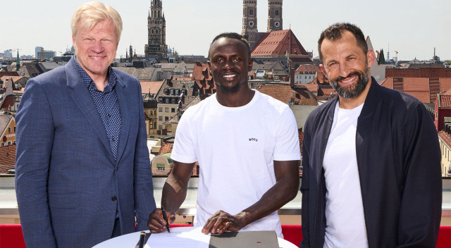 Bayern Münih, Liverpool'un Senegalli yıldızı Sadio Mane'yi transfer ettiğini duyurdu.
Alman kulübünden yapılan açıklamada, 30 yaşındaki Mane ile 30 Haziran 2025'e kadar sürecek 3 yıllık sözleşme imzalandığı belirtildi.
Metz, Salzburg ve Southampton takımlarında oynayan Mane, 2016'da Liverpool'e transfer oldu. Liverpool'da 269 maçta 120 gol atan Mane, İngiliz takımıyla Şampiyonlar Ligi ve Premier Lig şampiyonlukları yaşadı.
Senegal Milli Takımı'nda da 89 maçta 31 gol atan Mane, 2019'da Afrika'da