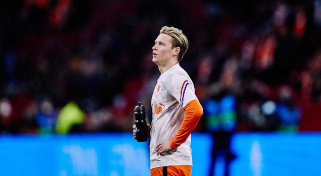 Barcelona ile Manchester United Frenkie De Jong için bugün ilk kez masaya oturacak.
İngiliz devi, 25 yaşındaki Hollandalı orta sahayı ikna etmeyi başarmıştı. Barcelona yıldız ismi 86 milyon eurodan aşağı bırakmayacak. Katalanlar Frenkie için 2019 yazında Ajax'a bu rakamı ödemişti.