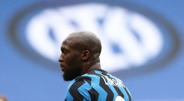 Milano devi İnter 2020-21 sezonunda şampiyon olduktan sonra 113 milyon euroya Chelsea'ye sattığı Romelu Lukaku'yu 1 sezon sonra 8 milyon euro ödeyerek kiraladı. 29 yaşındaki Belçikalı santrfor, Chelsea'deki 2. döneminde de hayal kırıklığının ötesine geçemedi. Avrupa transfer piyasasından en son gelişmeler...