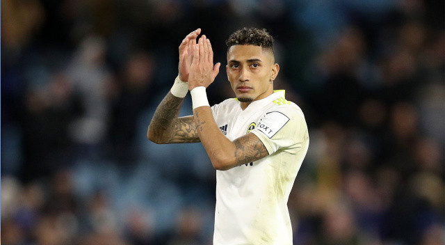 Barcelona Brezilyalı forvet Raphinha ile prensipte anlaştı. Ousmane Dembele'nin yerine 25 yaşındaki futbolcuyu düşünen Barça, Leeds United ile temas halinde.
2020 yazında Rennes'den 18 milyon euroya alınan sambacı için 65-75 arası bir satış bekleniyor.