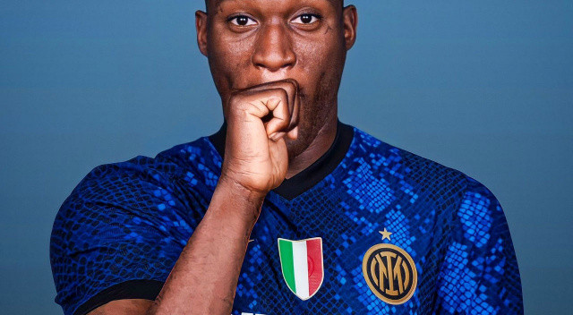 İnter ile Chelsea arasındaki Lukaku anlaşması şöyle...
8 milyon euro kiralama ücreti. 4 milyon euro performansa bağlı bonus. Lukaku'ya 8-12 milyon arası yıllık ücret. Satın alma opsiyonu yok... Yıldız golcü önümüzdeki hafta Milano'da sağlık kontrolünden geçecek.
Lukaku'nun bonservisi için bugüne kadar toplam 325 milyon euro ödendi.