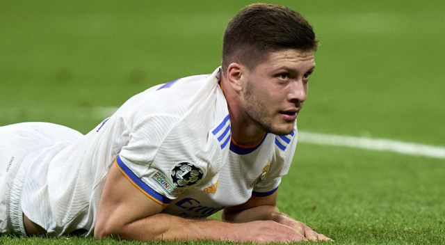 Fiorentina Real Madrid'in yedek golcüsü Luka Jovic'te sona yaklaştı. Real Madrid'den yılda 6 milyon euro net maaş alan Sırp santrfor için maaşını yarısı vermeyi teklif eden İtalyanlar, kiralamaya çok yakın.