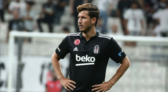 Alanyaspor'da kariyer sezonunu geçirdikten sonra geçen yaz Beşiktaş'a transfer olan Salih Uçan büyük takımda yine yapamadı.
Valerien Ismael'in kadroda düşünmediği tecrübeli orta saha Sivasspor'un gündeminde.
Faycal Fajr'yi kaybeden Yiğido, Salih'i istiyor.