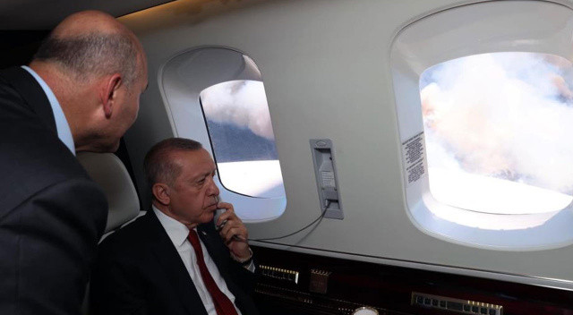 Cumhurbaşkanlığı sosyal medya hesaplarından yapılan paylaşımda, “Cumhurbaşkanı Recep Tayyip Erdoğan, Muğla’nın Marmaris ilçesinde orman yangınından etkilenen bölgede helikopterle incelemelerde bulundu” denildi.