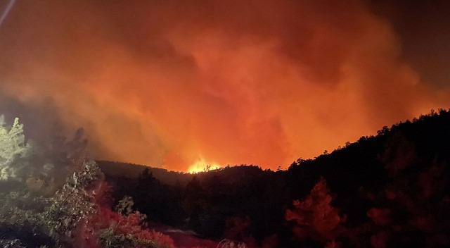 Muğla'nın Marmaris ilçesindeki Hisarönü Mahallesi Bördübet mevkisinde ormanlık alanda akşam saat 20.00 sularında henüz belirlenemeyen nedenle yanmaya başladı.
