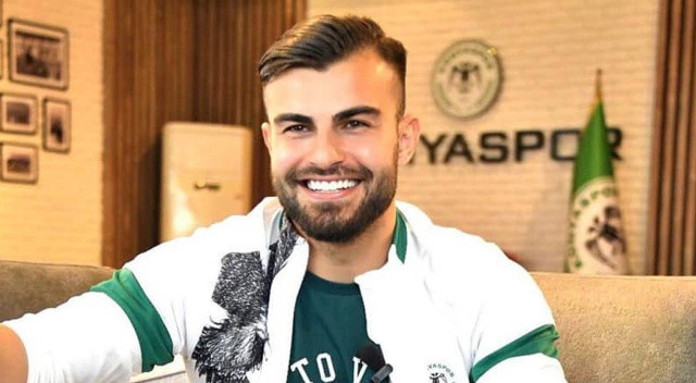 Öte yandan Abdülkerim'in solak olması teknik direktör Jesus'un elini taktiksel anlamda da bir hayli güçlendirecek. Millî oyuncu sol stoperde görev yapması hâlinde Szalai'yi zaman zaman Vitor Pereira'nın da oynattığı gibi sol bekte oynama seçeneğine kavuşacak olan Jesus, böylelikle daha esnek bir kadroya kavuşacak.