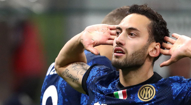 İnter'in milli yıldızı Hakan Çalhanoğlu, Galatasaray'la ilgili yine ilgi çekici açıklamalar yaptı. Her fırsatta Galatasaray sevgisini dile getiren ve Sarı-Kırmızılı taraftarın bir gün takımda görmek istediği 28 yaşındaki orta saha,