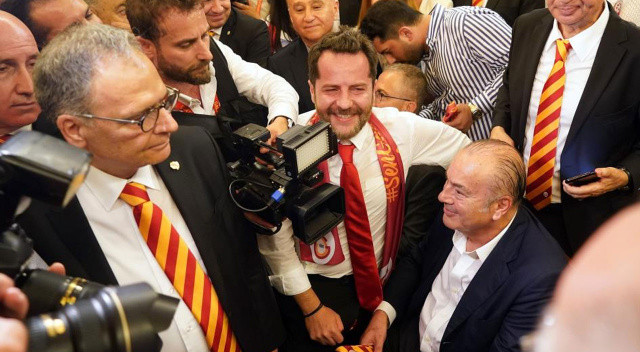 Futbol tarafında hiyerarşiyi 'Ben Sportif AŞ'de futbol sorumlusuyum. Cenk Bey de futbol direktörü' diye tanımlayan Erden Timur,