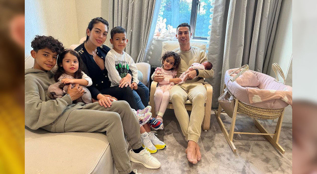 Ronaldo'nun annesi Dolores'in bile Instagram'da 2,7 milyon takipçisi var.


