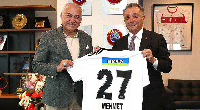 Büyükekşi, öncelikle acil sıkıntılara odaklandıklarını belirterek, “Gaziantep FK’da başkanlık yaptığım için sıkıntıların farkındayım. Harcama limitleri ve yabancı sınırlaması konusunda hızla karar aldık. Söz verdiğimiz üç sorunun ikisini 1 hafta olmadan çözdük. Ben seçimden sonra kurul üyelerinin de istifasını istemiştim. Birkaç yedek üye kaldı onların da istifa etmelerini bekliyoruz. Değişim yapmak için kurulları değiştirmek istiyoruz. Yabancı oyuncuların son durağının değil ilk durağının Türkiye olmasını istiyoruz. Rezerv lig konusunu da kulüplerle görüşmeye başladık. Sadece gençlerin oynayacağı değil, A Takım’da şans bulamayan oyuncuların da yer aldığı bir lig olmasını planlıyoruz. A takımın fikstürü ile denk giden bir lig olmasını ve kulüplere ek masraf yüklemek istemiyoruz ayrıca genç oyuncuların A takımla aynı havayı solumasını sağlamak istiyoruz. Cezalı oyuncuların rezerv ligde oynayabilme ihtimalini de tartışacağız. Amatörler olmazsa üst liglere futbolcu yetiştiremeyiz. Naklen yayın ihalesinde de sona yaklaştık. Onu da kısa süre içerisinde açıklayacağız” ifadelerini kullandı.