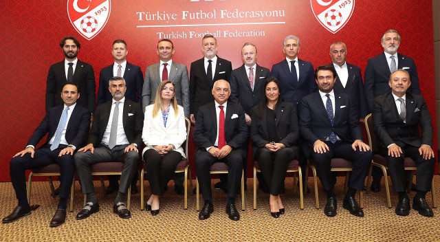 “Başta MHK olmak üzere kurulları tekrar oluşturacağız. En büyük sorunun hakem atamaları ve hakem hataları gibi gözüküyor. Türkiye’de futbolun marka değeri dibe vurmuş durumda. Bu marka değerini artırmamız gerekiyor. Rahmetli Hasan doğan döneminde sağlanan güven ortamını tekrar sağlamak istiyoruz. Hakemlerin itibarını yukarı çekip onlara olan güveni artırmak istiyoruz. İnsanın yapacağı kısımları en aza indirmek istiyoruz. Bunun için de, her alanda kriterler getirmek istiyoruz. TFF’nin kurumsallığını üst seviyeye çekmek istiyoruz. Gözlemciyi stada göndermeden maçı izleyip raporunu yazmasını sağlamak istiyoruz. Bu raporu da yapay zeka kullanarak elde edilen verilerle birleştirip ona göre hakem notu oluşturmak istiyoruz. Hakem atamalarında da yapay zeka kullanmak istiyoruz. Hakemler için özel bir eğitim merkezi oluşturmayı planlıyoruz. ‘VAR’ hakemleri ile sahadaki hakemleri ayırmayı planlıyoruz. Hakemlerin maç sayısını daha eşit dağıtmak istiyoruz. Amacımız hakemlerin değil, futbolun konuşulduğu ortamı oluşturmak.”