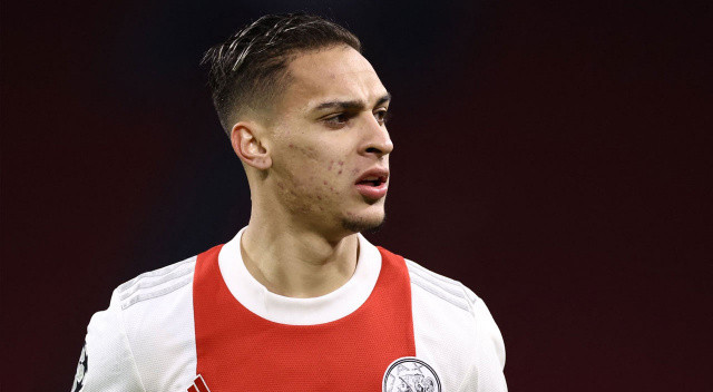 Ajax'ın 22 yaşındaki Brezilyalı yıldızı Manchester United'a imza atmak üzere... Erik ten Hag eski öğrencisini United'a getirmek istiyor. Güncel piyasa değeri 35 milyon euro olan sağ kanat için en az 70 milyon euro bonservis ödenmesi bekleniyor.