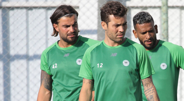 Konyaspor'un başarılı stoperi Abdülkerim Bardakçı'nın transfer sürecinde flaş gelişmeler yaşanıyor. Önceki gün gerçekleştirilen Kulüpler Birliği toplantısında Fenerbahçe Başkanı Ali Koç ile Konyaspor Başkanı Fatih Özgökçen bonservis konusunda el sıkışmıştı.