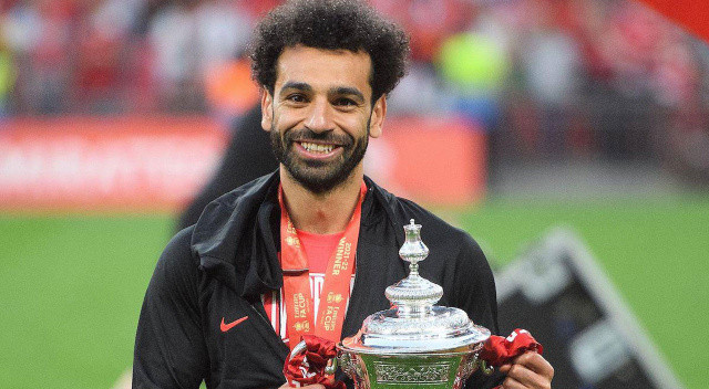 İngiliz basınında çıkan haberlere göre Liverpool'un patronları haftalık 400 bin pound isteyen ve imza atmayan Salah'ın isteğini kabul etmektense 60 milyon euroya satmayı tercih edecek.