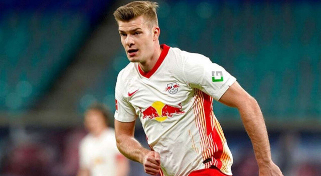 Beşiktaş'a pahalı gelen, Fenerbahçe'nin zaman bıraktığı Norveçli santrfor Alexander Sörloth başka talibi çıkmayınca RB Leipzig'de kaldı. Alman ekibi elinde kalan futbolcuyu yeniden parlatacak.
Leipzig Teknik Direktörü Domenico Tedesco, Alexander Sörloth'un takımda kalacağını açıkladı. 2025'e kadar sözleşmesi bulunan Norveçli santrfor için istediği teklifi alamaan Alman ekibi pes etti.
Tedesco,