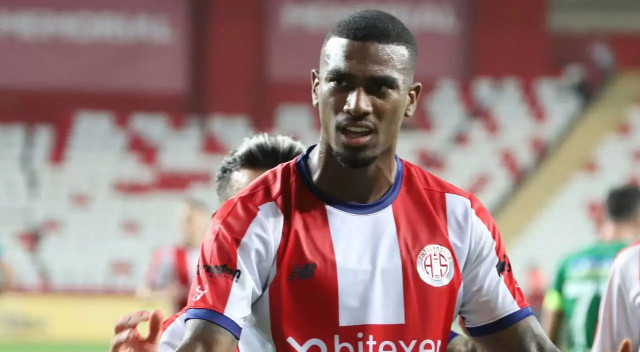 Geçen yaz transfer olduğu Antalyaspor'da etkili bir performans sergileyen ve Süper Lig'in dikkat çeken isimlerinden biri olan Haji Wright, Serie A yolunda... İsmi bir süredir Trabzonspor'la da anılan 24 yaşındaki forvet Spezia kulübüyle anlaşma sağladı. Amerikalı forvetin için Danimarka'nın Sönderjyske takımına 2.5 milyon euro bonservis ödenecek.
Ersun Yanal'ın isteğiyle anılan Wright, Antalyaspor formasıyla 31 maçta 14 gol kaydetti. Haji Wright kısa süre önce de Amerika Birleşik Devletleri ile uluslararası ilk maçına çıktı ve ilk golünü 3-0'lık Fas galibiyetinde attı.