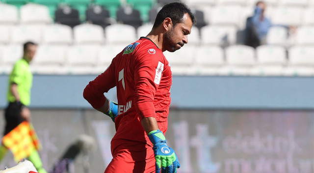 Alanyaspor'dan ayrılan 38 yaşındaki kaleci Serkan Kırıntılı, Süper Lig'in yeni ekibi Ümraniyespor'a transfer oldu.