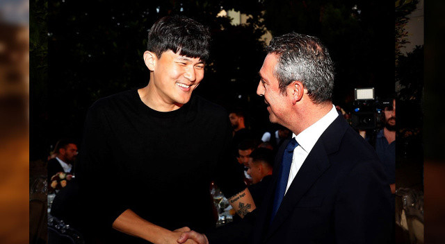 Fenerbahçe'nin Güney Koreli stoperi Kim min-Jae'nin takımda kalıp kalmayacağı merak ediliyordu. 25 yaşındaki yıldız dün akşam takım arkadaşı Dimitris Pelkas'ın düğününe katıldı. Başkan Ali Koç'la bir süre sohbet eden Kim,