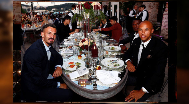 Yerli futbolcular düğünde piste çıkıp oynamayı ihmal etmedi, yabancılar ise yemeğin tadını çıkardı.