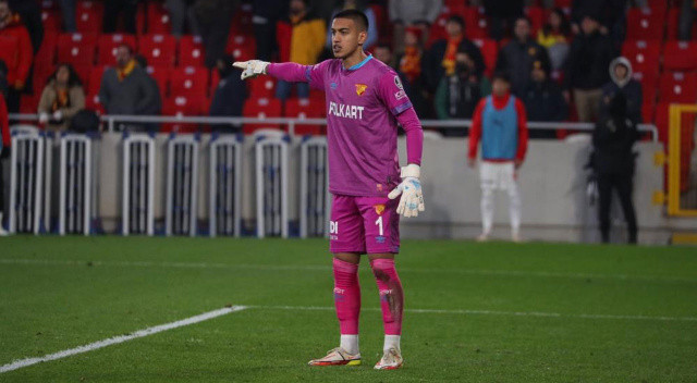 Yeni sezonda Spor Toto 1. Lig’de mücadele edecek olan Göztepe’de, kadro planlamasında düşünülmeyen 24 yaşındaki file bekçisi İrfan Can Eğribayat için Süper Lig'den birkaç kulüp nabız yoklamıştı. İrfan Can için son olarak Adana Demirspor, İzmir temsilcisinin kapısını çaldı. Mavi-lacivertlilerin, Göztepe’ye 1.2 milyon Euro bonservis bedeli teklifte bulunduğu, İrfan Can’a da 3 yıllık sözleşme sunduğu öğrenildi.
