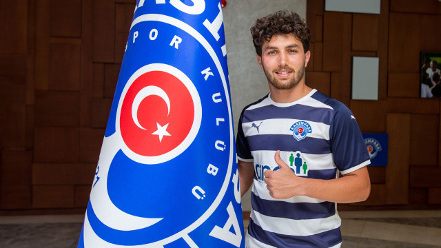 Kasımpaşa, futbolcular Selim Dilli ve Ali Sühan Demirel'i kadrosuna dahil etti.
Lacivert-beyazlı kulüpten yapılan açıklamaya göre, son olarak Artvin Hopaspor'da forma giyen 24 yaşındaki Selim Dilli ile Alman ekibi VfL Bochum'dan transfer edilen 19 yaşındaki Ali Sühan Demirel ile sözleşme imzalandı.