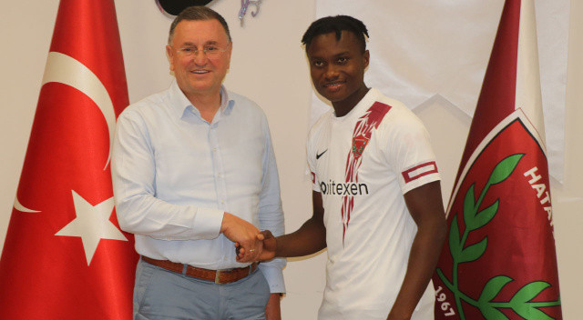 Atakaş Hatayspor, Kanada temsilcisi Nanook FC'de forma giyen 19 yaşındaki Fildişi Sahilli forvet Hamed Enzo'yu 3 yıllığına renklerine bağladı.
Hatayspor Onursal Başkanı Lütfü Savaş, Büyükşehir Belediyesi Spor Kompleksi ve Yaşam Merkezi'nde düzenlenen basın toplantısında, yeni oyuncularının takıma hayırlı olmasını diledi.
Hatayspor olarak kendilerine büyük hedefler koyduklarını belirten Savaş,